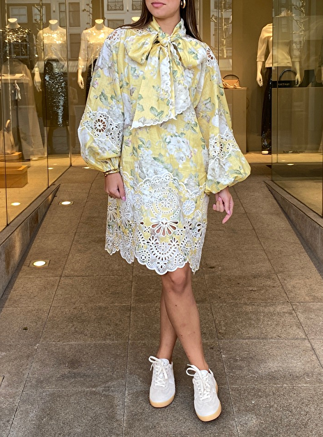Jurk geel dessin met broderie