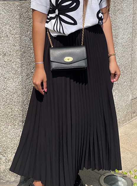 Rok zwart geplooid met witte tailleband