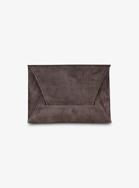 Tas envelop clutch suede bruin