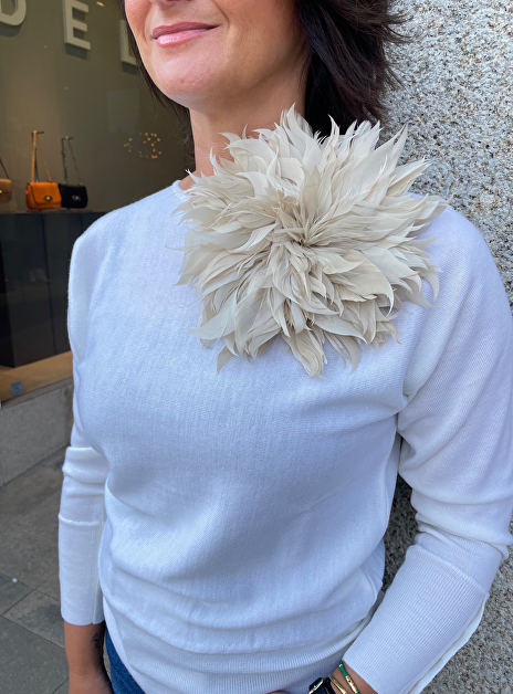 Broche dora pluimen beige