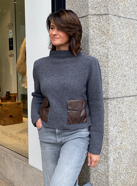 Pull maui wol donkergrijs met lederen zakjes