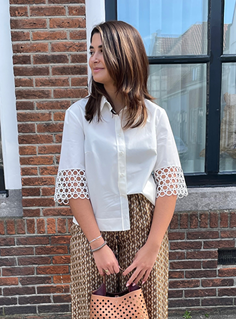 Blouse offwhite met kant patroon aan korte mouw
